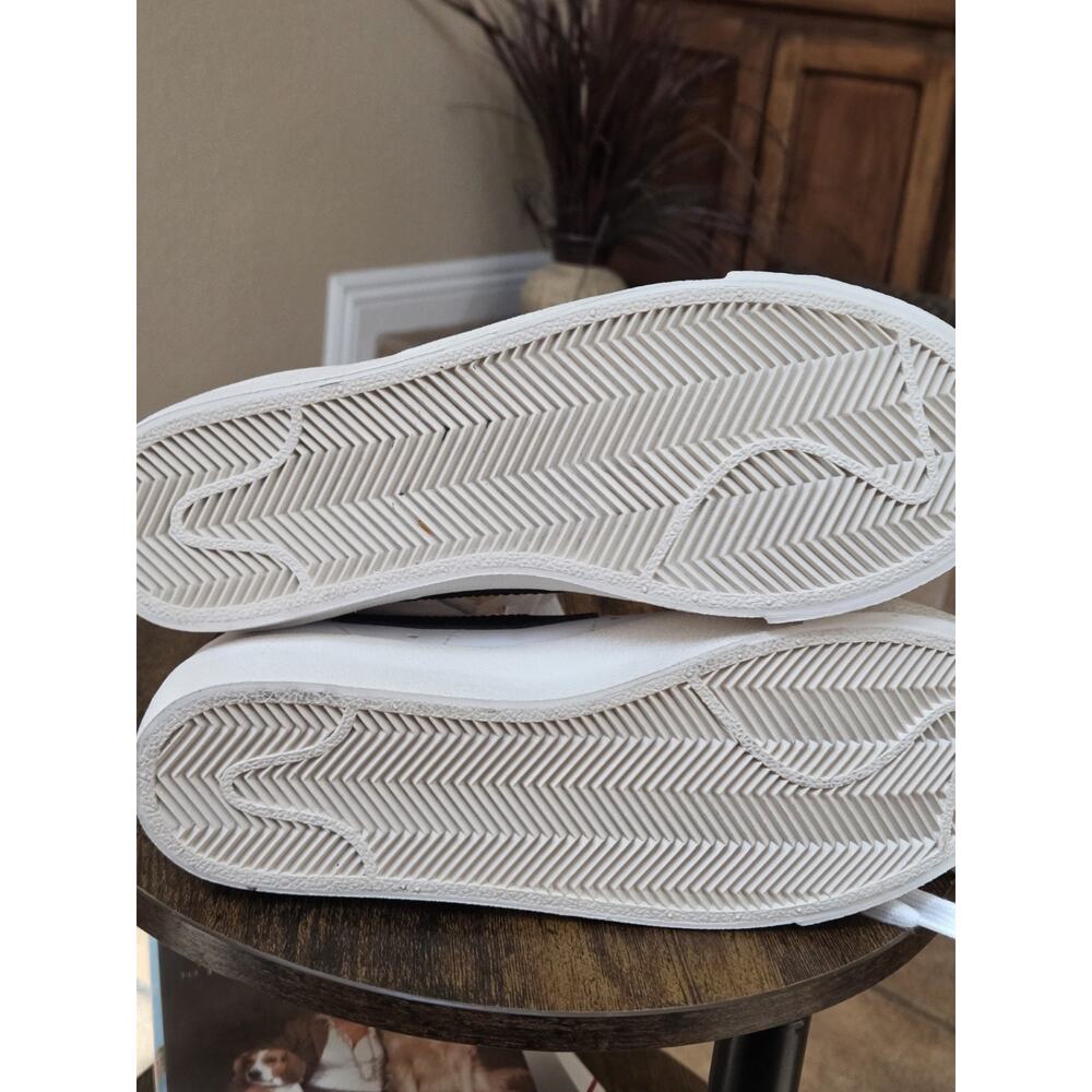 Nike  Women's  'Blazer Mid 77'  White and Black size 6 - Picture 5 of 11